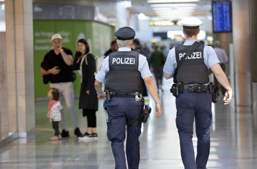 Die Bundespolizei am Flughafen hat auch einen Blick für Schüler mit eigenmächtiger Urlaubsverlängerung (Symbolbild). Foto: Horst Rudel