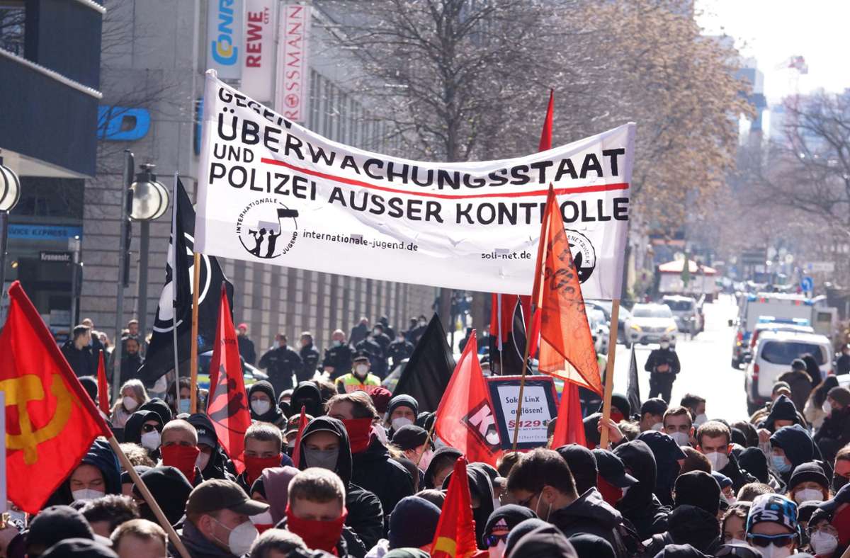 Der Demonstrationszug der linken Szene auf dem Weg durch die Stuttgarter Innenstadt.