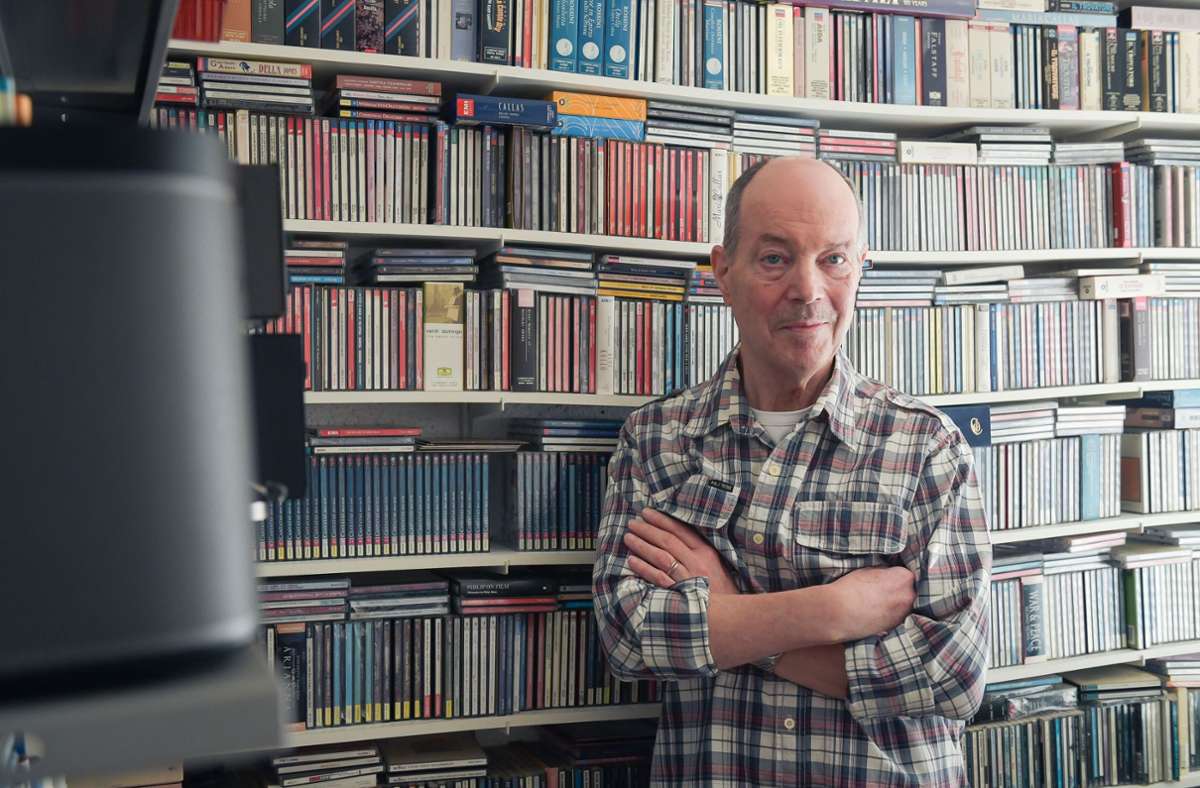 Das Toupet seiner aktiven Radiozeit trägt er nicht mehr: Michael Branik vor seiner CD-Sammlung.