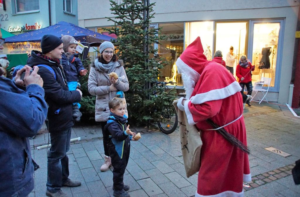 Auf dem Plochinger Weihnachtsmarkt war schon der Nikolaus unterwegs.