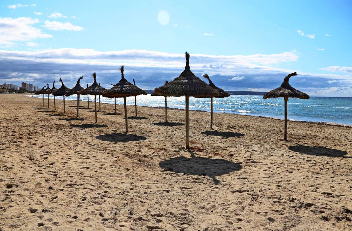 Der Strand bei Palma de Mallorca ist zurzeit menschenleer. Die Insel gehört sonst zu den liebsten Reisezielen der Deutschen.