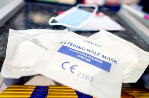 Verpackte FFP2-Masken liegen in einer Apotheke auf dem Verkaufstresen: Covid-19 verdrängt andere Epidemien wie Masern und Diabetes aus dem öffentlichen Fokus. Foto: Hauke-Christian Dittrich/dpa