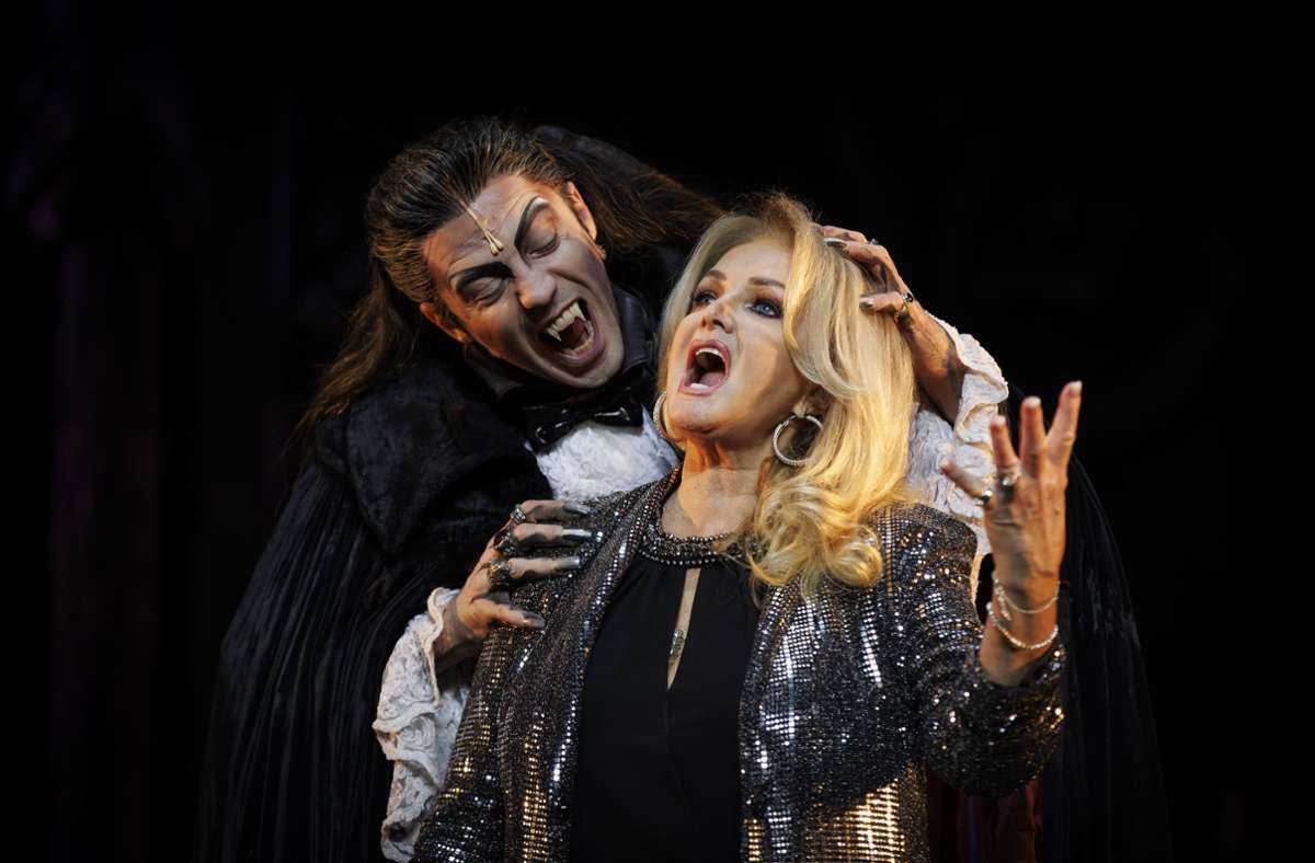„Tanz der Vampire“ feiert 25. Geburtstag  in Stuttgart: Das Palladium-Theater wird mit Bonnie Tyler zum Hexenkessel