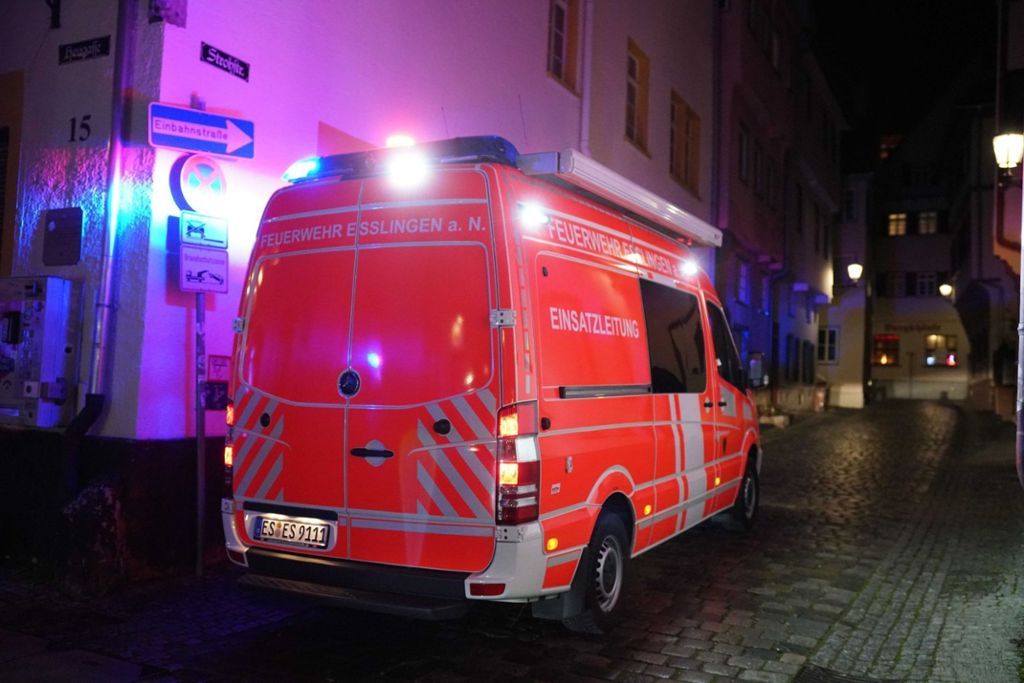 Durch die Wetterlage nach unten gedrückter Rauch verteilte sich im Haus: Esslingen: Feuerwehreinsatz in der Heugasse
