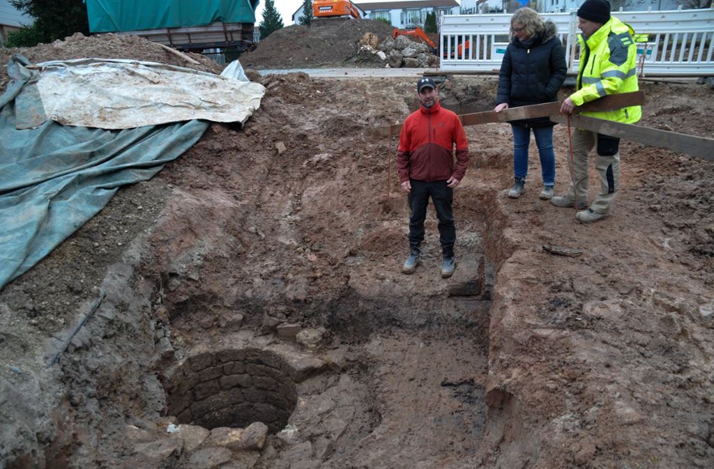 Die Archäologen haben bereits einen alten Brunnenschacht ausgegraben.