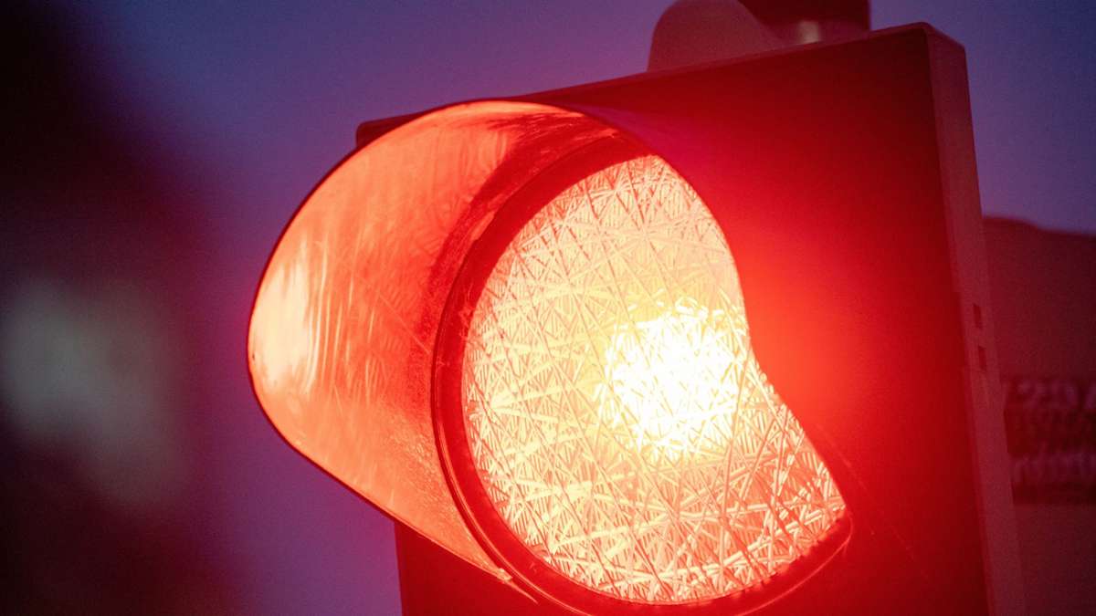 Unfälle im Kreis Esslingen: Hohe Schäden nach Fahrt trotz roter Ampel
