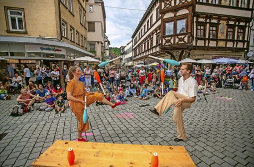 Viel Vergnügen in der City: Wenn in Esslingen die Keulen fliegen, sind Straßenkünstlerinnen und -künstler von überall aus der Region hautnah zu erleben. Foto: Roberto Bulgrin