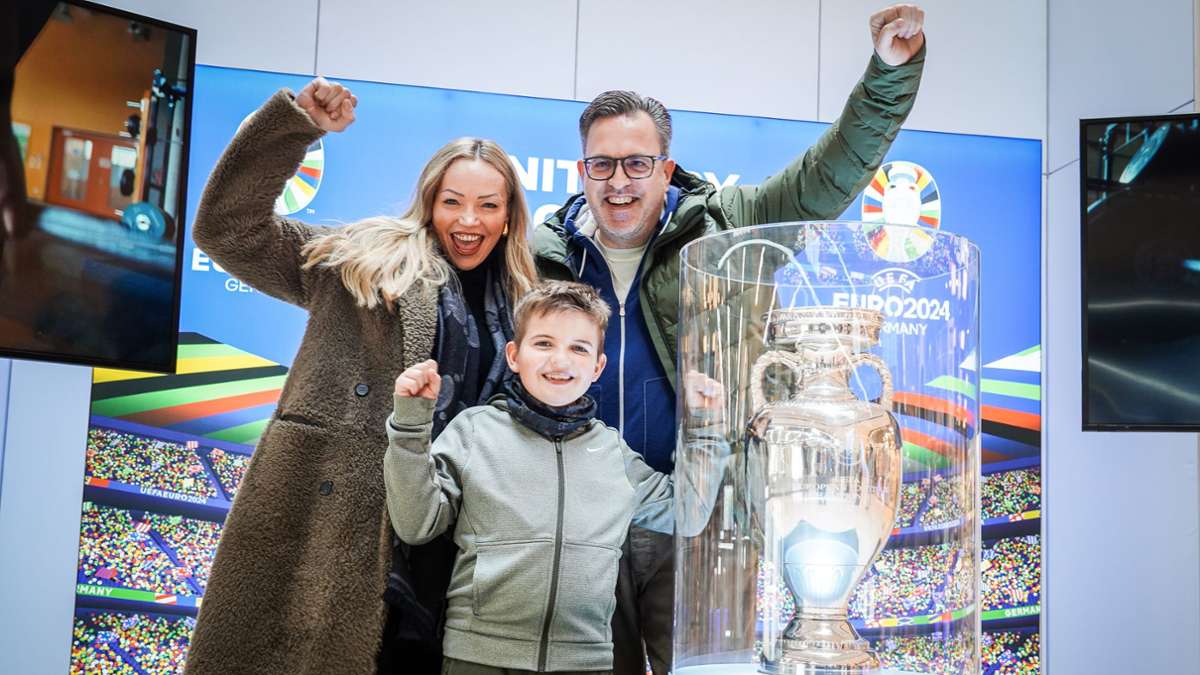 EM-Pokal im Königsbau: Stuttgarts neuer Selfie-Hotspot zieht  die Fußballfans  an