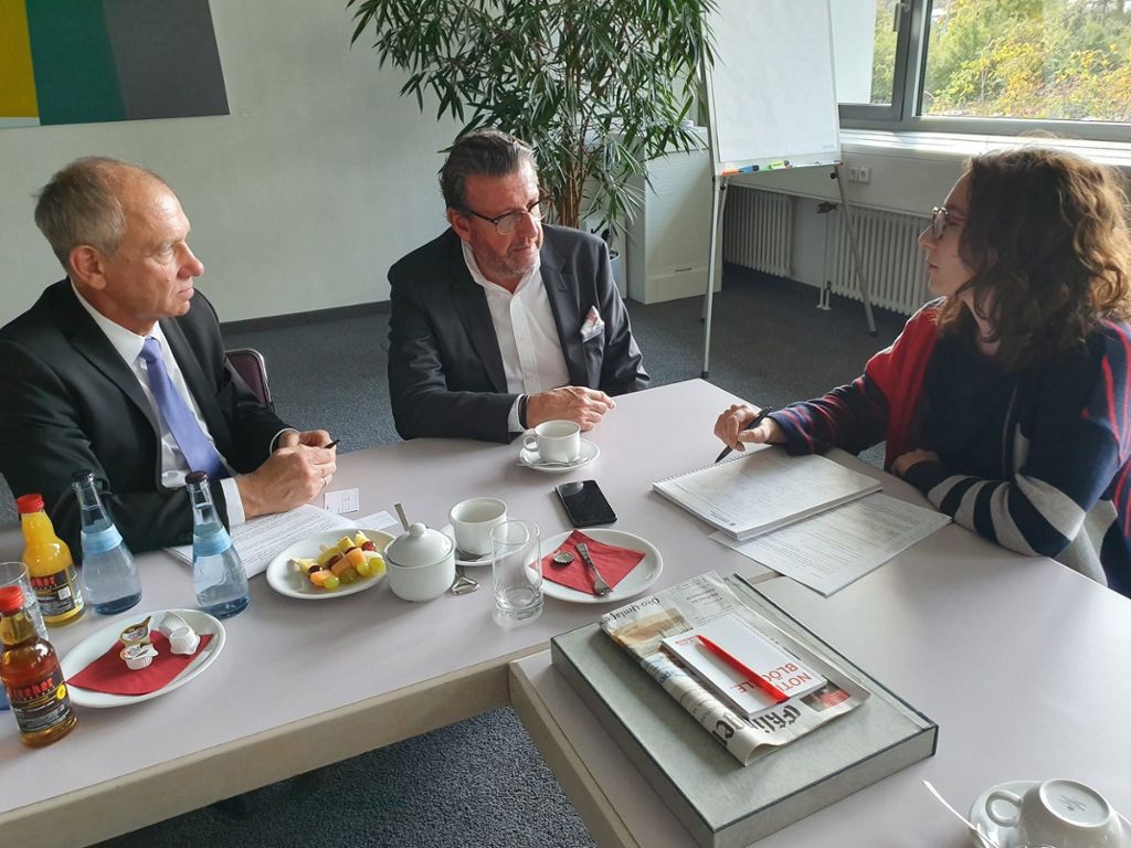 Südwestmetall-Vorstand Stefan Wolf (Mitte) im Gespräch mit Chefredakteur Gerd Schneider und Reporterin Greta Gramberg.
