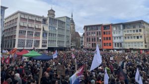 Mehrere Tausend Menschen erreichen Marienplatz