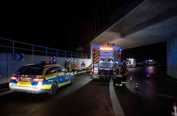 Unfall bei Köngen: Mann prallt mit seinem Wagen gegen Brückenpfeiler