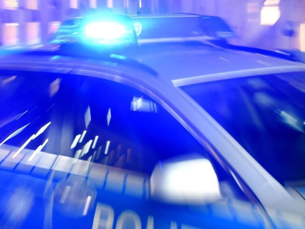 Die Polizei sucht nach Zeugen: Esslingen: Motorradfahrer rast Polizei davon