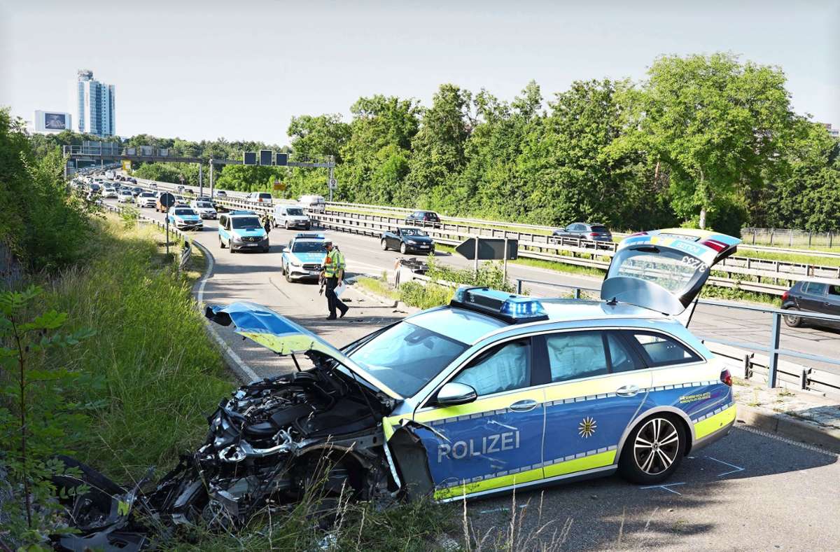 Demoliertes Polizeiauto an der B 27  – kein Einzelfall Foto: Fotoagentur Stuttgart/Andreas Rosar