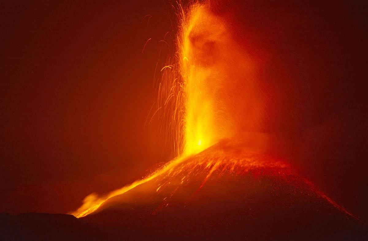 Der Vulkan Ätna auf der italienischen Insel Sizilien hat erneut Lava und Asche gespuckt.