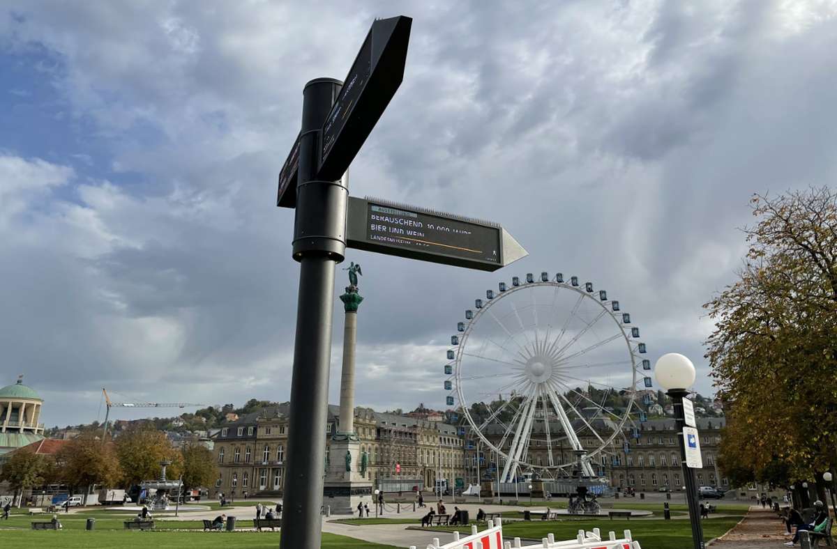 Stuttgart setzt am Schlossplatz auf digitale Anzeigetafeln. Foto: Katrin Maier-Sohn/StZN