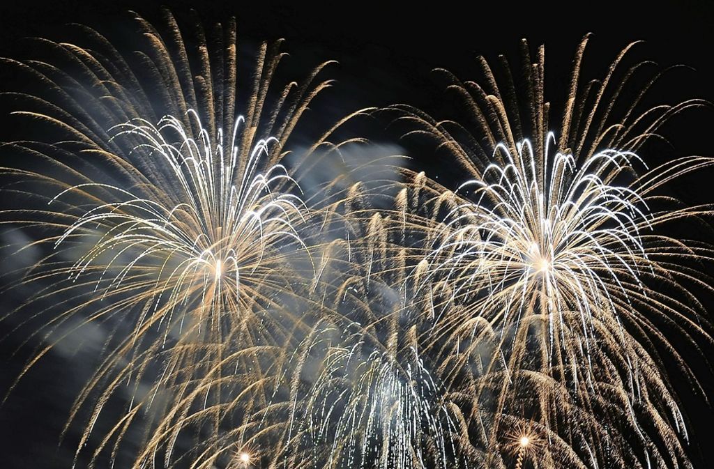 Feuerwerksfestival „Flammende Sterne“ lockt mit drei sehr unterschiedlichen Teilnehmern: Sprühende Kunst am Nachthimmel
