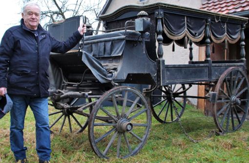 Karl Weible mit dem  Wagen, der seinem Vater jahrelang für den Leichentransport diente. Etwa 400 Beerdigungen hat Eugen Weible begleitet. Foto: /Katja Eisenhardt