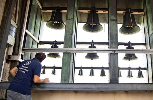 Uwe Eisenhart prüft die frei hängenden Glocken. Foto: Lichtgut/Leif Piechowski