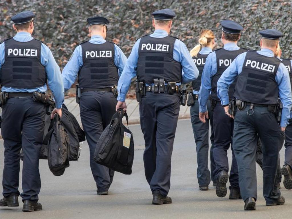 Umfrage: Anhänger von Linken und AfD vertrauen Polizei am wenigsten