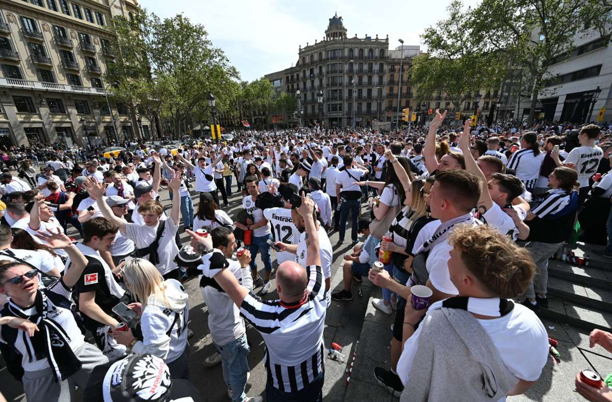 Eintracht-Fans haben schon vor dem Spiel zu Tausenden in der Stadt gefeiert.