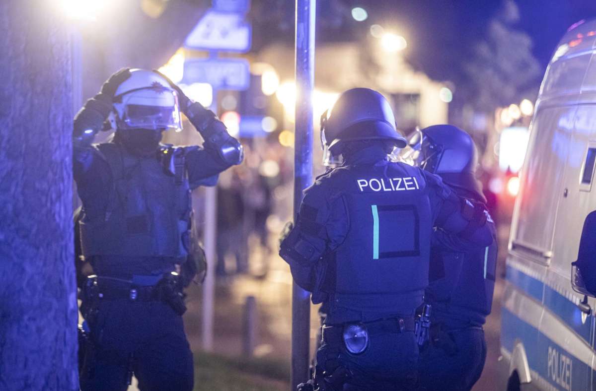 Krawalle in Stuttgart: Video zeigt Attacke auf Polizisten - keine schweren Verletzungen