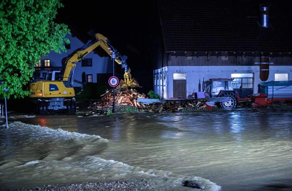 Bei Überschwemmungen im Kreis Biberach ist ein Mann ums Leben gekommen.