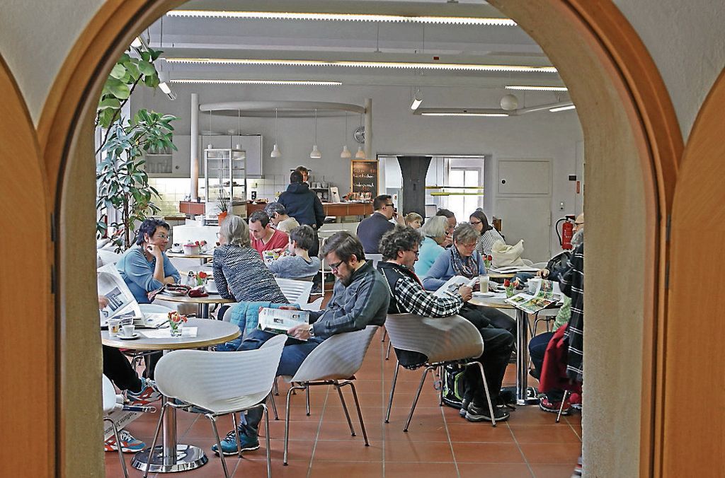 ESSLINGEN:  Die Stadtbücherei platzt aus allen Nähten — Eine Erweiterung der Räumlichkeiten ist gewünscht — Viele Besucher schätzen das große Angebot: „Können nicht noch fünf Jahre warten“