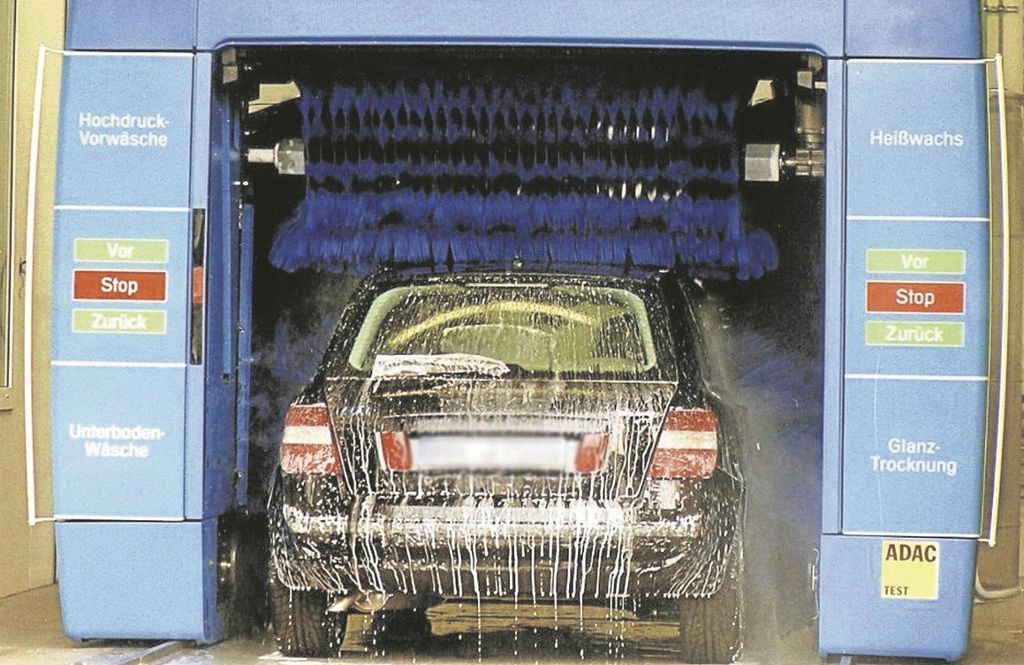 Wer sein Auto bei dieser Hitze in die Waschanlage fährt, muss kein schlechtes Gewissen haben. Pro Waschgang liegt der tatsächliche Verbrauch bei knapp 30 Litern, der Rest wird wieder aufbereitet.Foto: dpa Quelle: Unbekannt