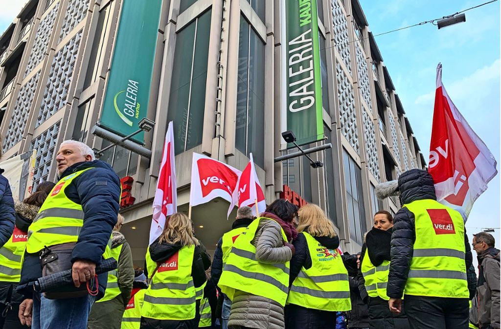 Sanierung bei Kaufhof Karstadt: Das Bangen der Warenhausmitarbeiter