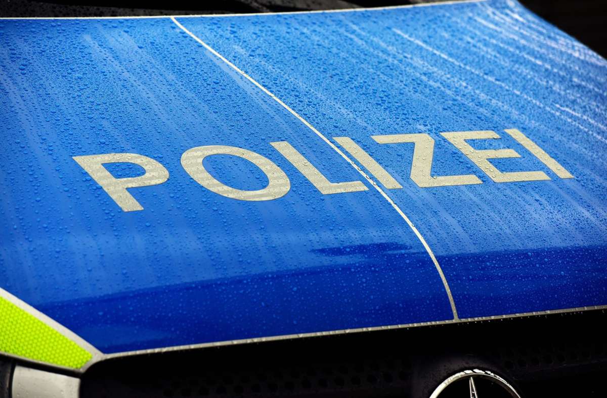 Unfallflucht in Stuttgart-Süd: 12 000 Euro Schaden an geparktem Auto – Täter flüchtet
