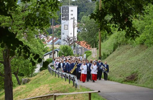 Von der Wernauer Kirche Sankt Erasmus zogen die Gläubigen hinaus in die freie Natur und zum Lindenkreuz. Foto: /Philipp Braitinger