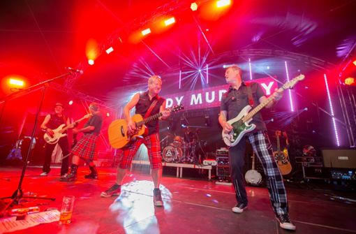 Die Irish Folk-Rock Band Paddy Murphy brachte die Bühne auf dem Goldgelb-Festival in Aichwald am Samstagabend zum Beben. In unserer Bildergalerie gibt es weitere Eindrücke vom Festival. Foto: Roberto Bulgrin/bulgrin