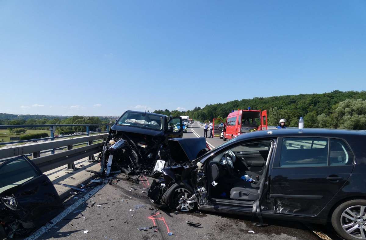 Neckartenzlingen: Schwerer Verkehrsunfall mit Verletzten auf B 312