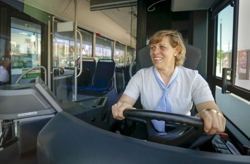 Ihr Lachen ist ansteckend:  Mona Schneider ist in ihrem Kreis schon dreimal   zur Busfahrerin des Jahres  gewählt worden. Foto: factum/Simon Granville