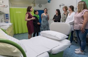 Die Chefärztin Monica Diac (links) stellt den hebammengeführten Kreißsaal im Leonberger Krankenhaus vor. Foto: Jürgen Bach