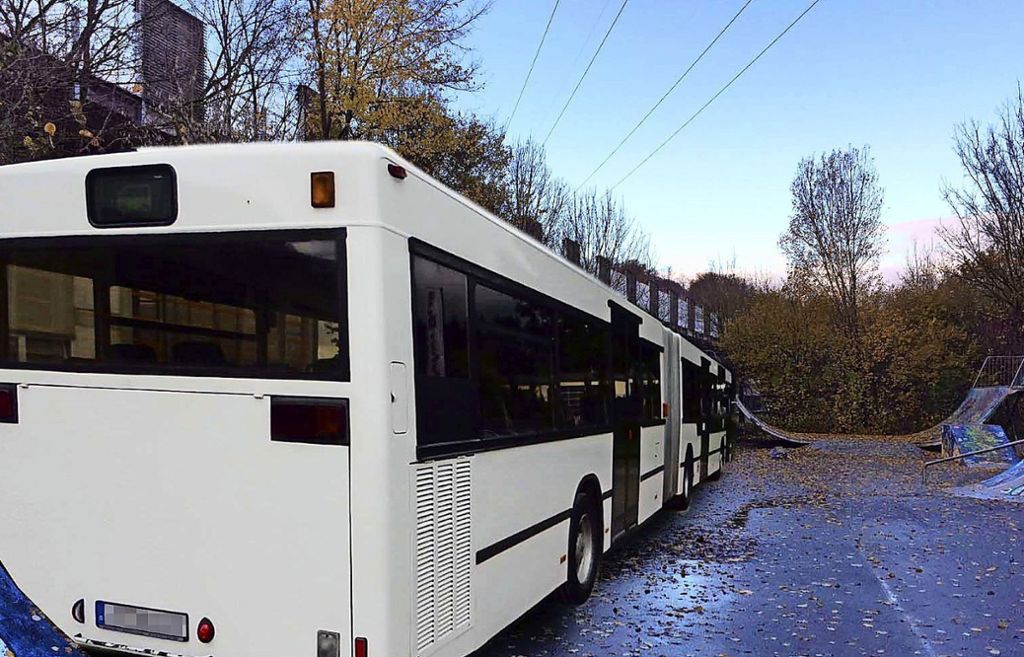 5.000 Euro für Bus-Oldie: Gemeinderäte sponsern Außentreff für Jugendliche