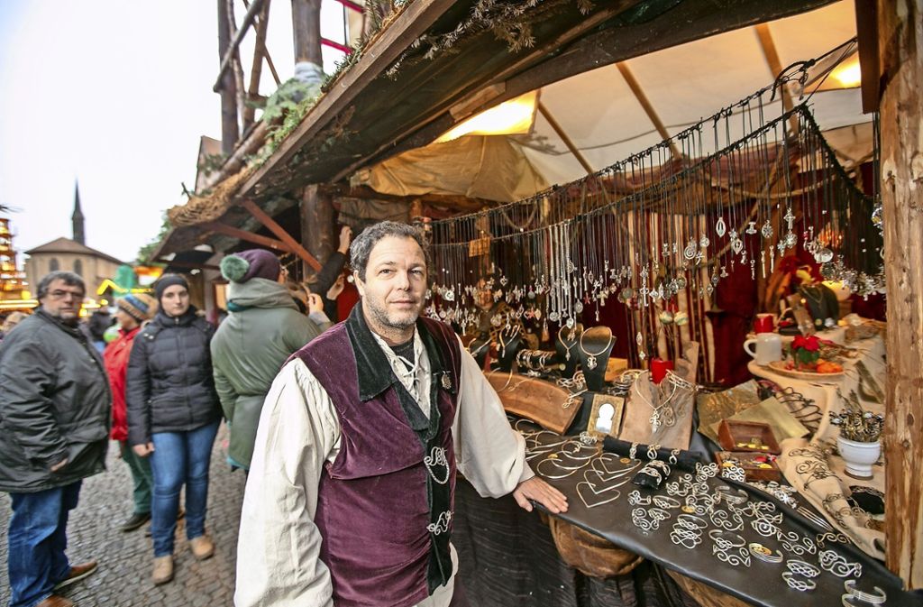 Standbetreiber auf dem Mittelaltermarkt erzählen von ihren privaten Festtagen und Konsumstress: Standbetreiber auf dem Esslinger Weihnachtsmarkt erzählen