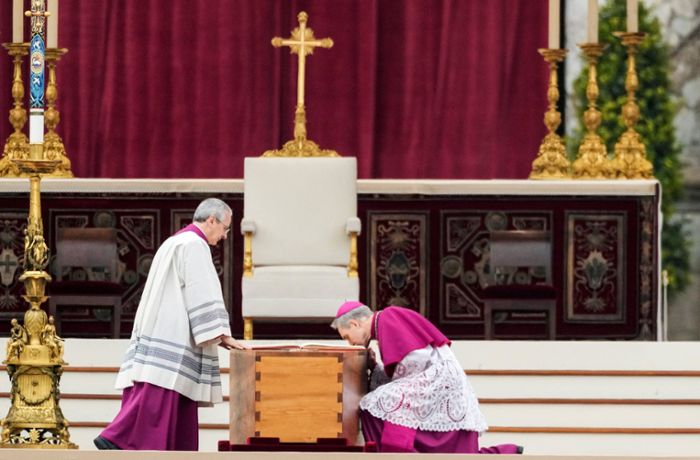 Trauerfeier für Benedikt XVI.: Privatsekretär Gänswein küsst zum Abschied den Sarg