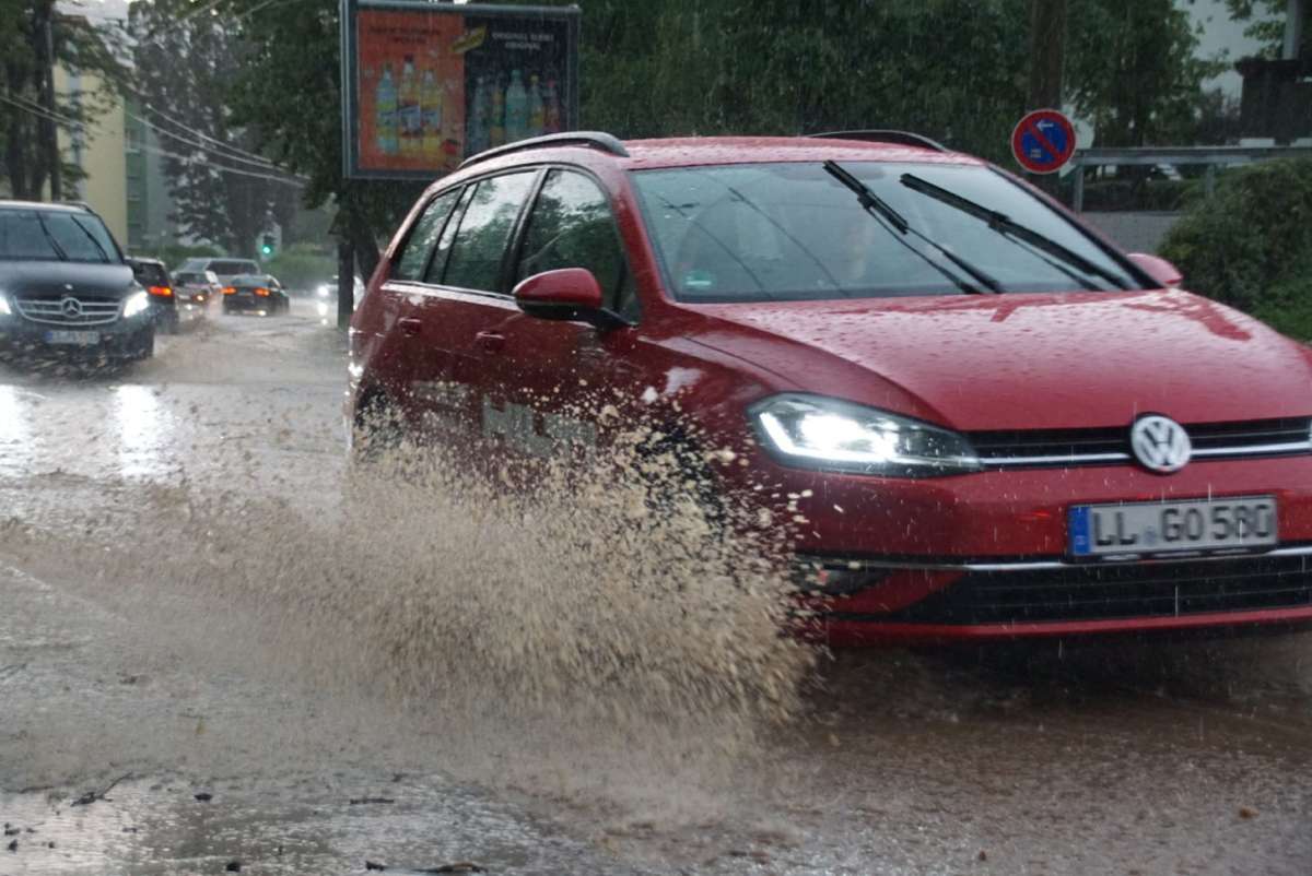 Zahlreiche Straßen in Esslingen und Umgebung wurden von starkem Regen überflutet.