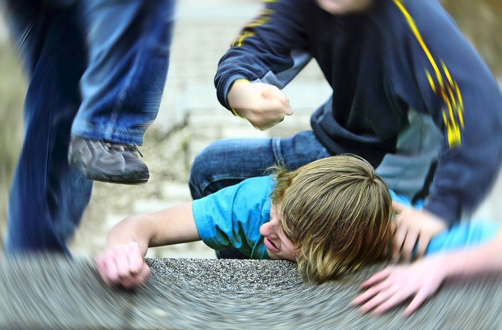 Nicht nur Jungen lösen Konflikte mit Fäusten: Jugendliche lösen Konflikte mit Fäusten