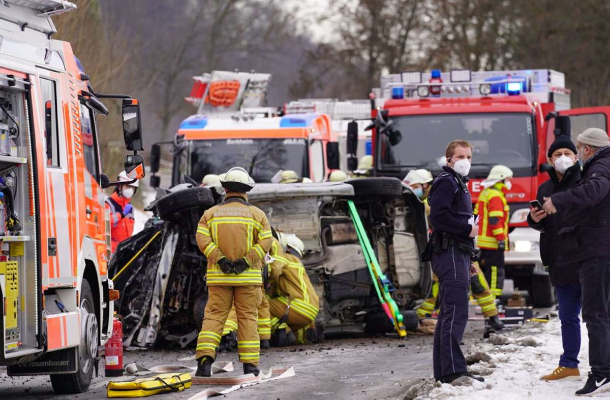 Auto prallt in Esslingen gegen Mauer: 32-Jähriger nach Verkehrsunfall schwer verletzt