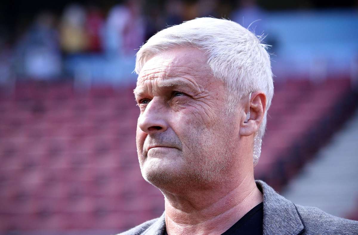 Der Meistertrainer: Nach seinem Abschied als Sportvorstand beim 1. FC Köln genießt Armin Veh aktuellen seinen vorzeitigen Ruhestand. Endgültig habe er sich aber noch nicht aus dem Fußballgeschäft zurückgezogen, erklärte der kürzlich 60 Jahre alt gewordene Ex-Trainer.