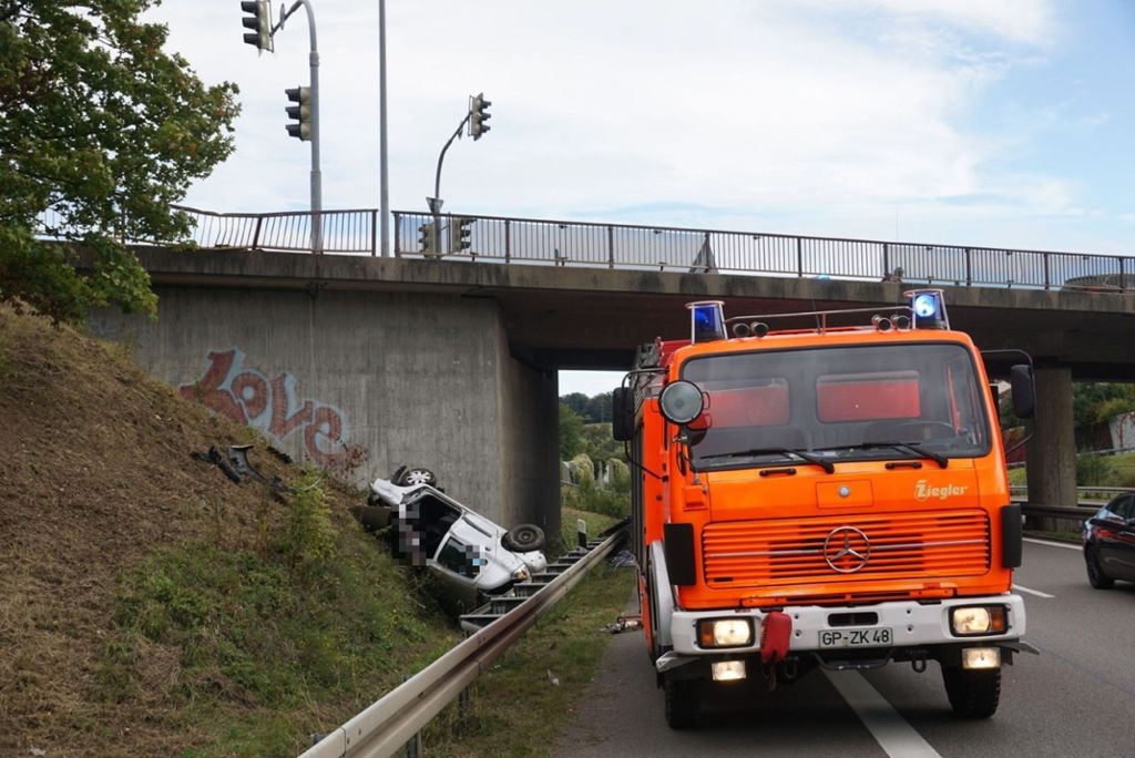 29.09.2019 Ein Auto ist an der B-10-Anschlussstelle Uhingen über ein Brückengeländer geschanzt.