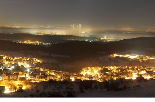 Ein nächtliches Panorama, aufgenommen 2012 vom Jusi von Till Credner.  In der Mitte hinten  die Rauchfahnen des Kraftwerks in Altbach. Foto: Till Credner