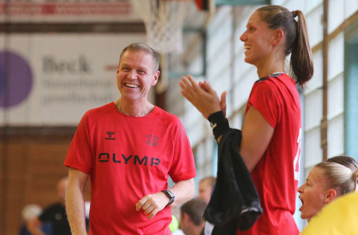 Gute Laune bei der SG BBM: Trainer Jakob Vestergaard und Xenia Smits, die er auch schon in der deutschen Nationalmannschaft trainierte.