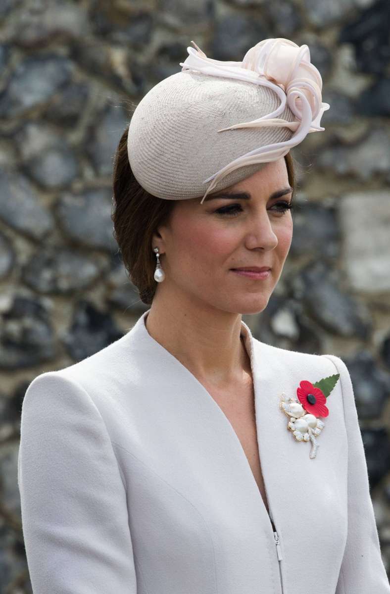 Kate trug das auffällige Schmuckstück schon 2017 beim Weltkriegsgedenken in Ypern.