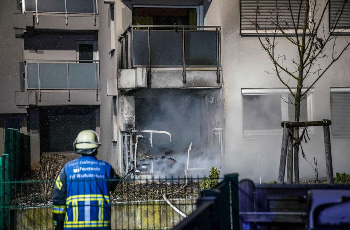 Feuer in Esslingen: Balkonbrand greift auf angrenzende Wohnung über – 100.000 Euro Schaden