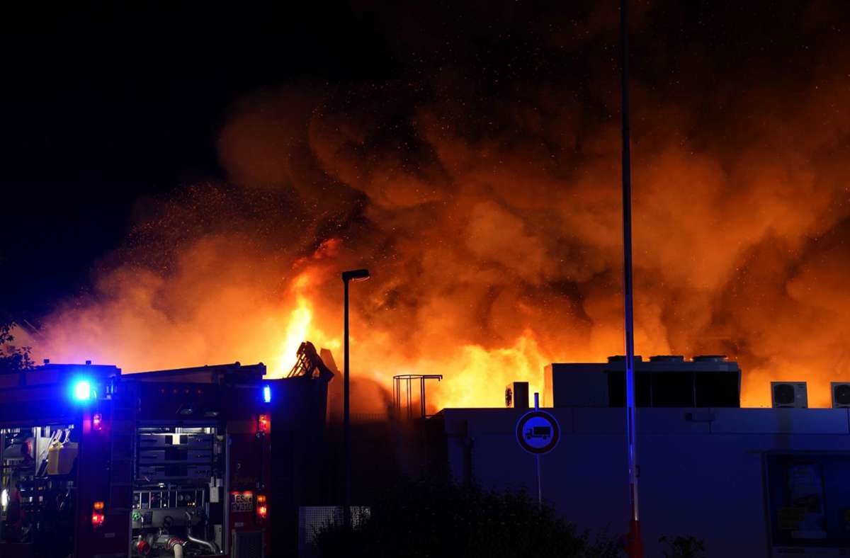 Millionenschaden nach Großbrand in Wendlingen: Lidl-Filiale brennt komplett ab