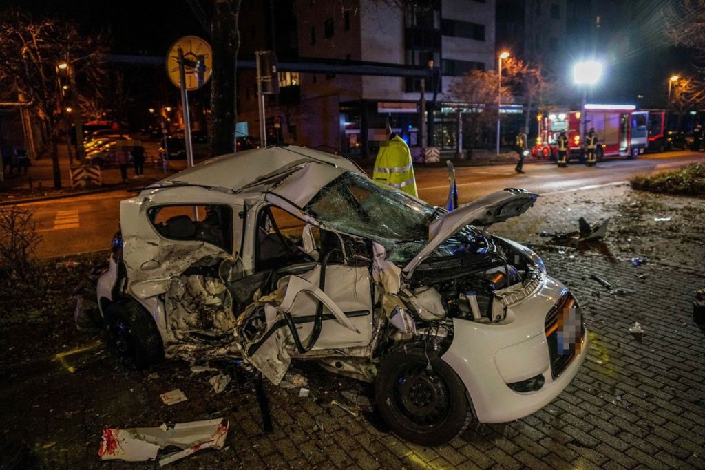 7.3.2019 Bei einem Unfall mit einem Jaguar in Stuttgart gab es in der vergangenen Nacht zwei Tote.