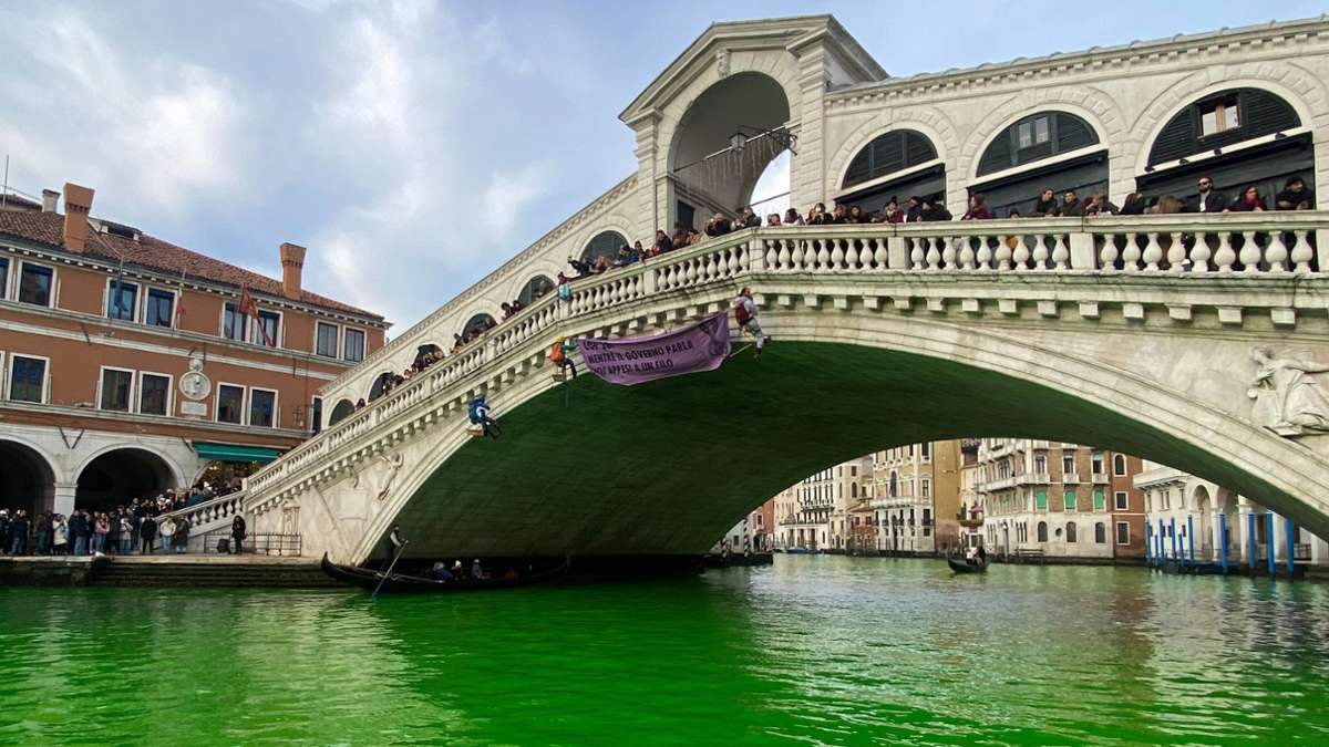 Protestaktion auf der Rialto-Brücke: Klimaaktivisten färben Kanal in Venedig grün
